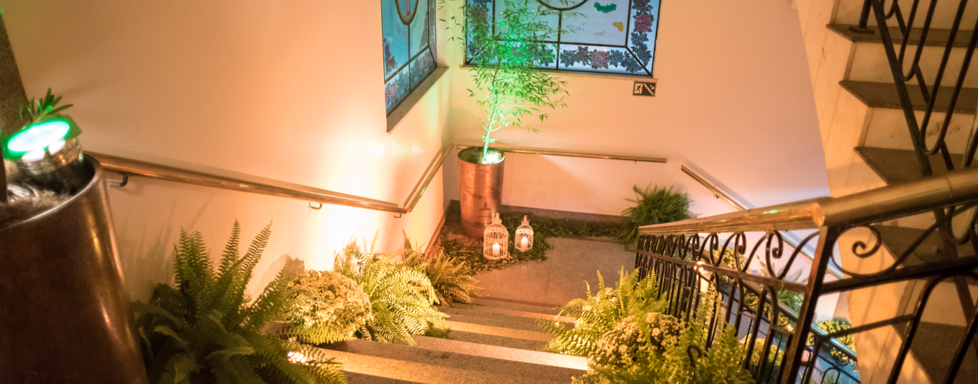 Escadaria interna com decoração