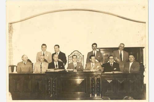 Fotografia antiga do grupo folclórico reunido no salão da Casa
